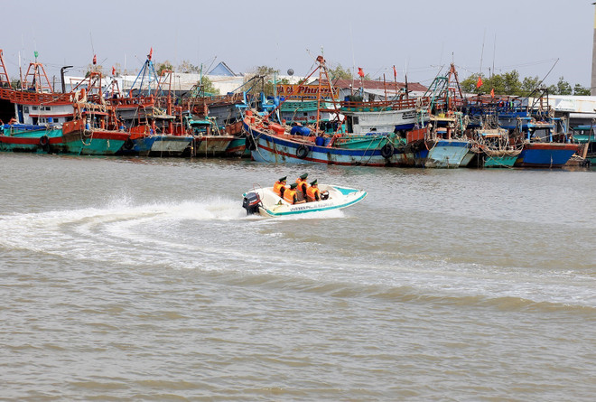 Cán bộ, chiến sỹ đồn Biên phòng Rạch Gốc (Bộ đội Biên phòng tỉnh Cà Mau) tuần tra, kiểm soát trên vùng cửa biển Cà Mau. (Ảnh: Hồng Đạt/TTXVN) Người lính “quân hàm xanh” vững vàng nơi tiền đồn Tây Nam Tổ quốc ảnh 1