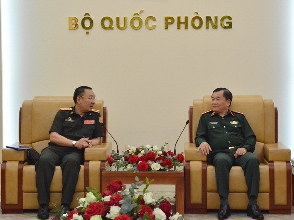 Thượng tướng Hoàng Xuân Chiến tiếp Đại tá Vongxay Inthakham. (Nguồn: Báo Quân đội Nhân dân) Thúc đẩy hiệu quả hợp tác quốc phòng giữa Việt Nam với Lào, Campuchia ảnh 1
