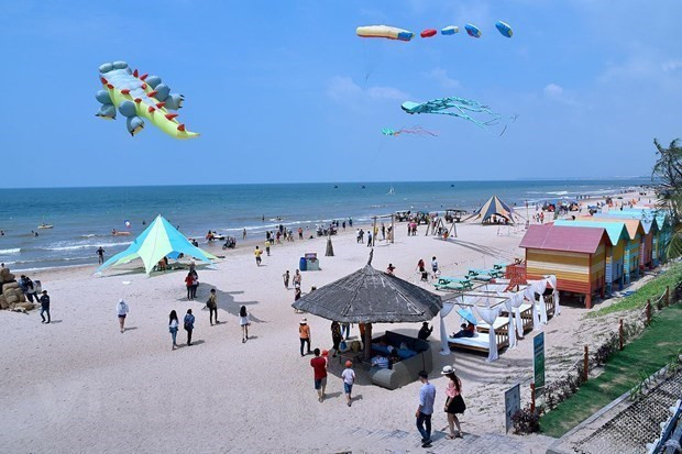 Bãi biển ở Bình Thuận. (Ảnh: Hồng Hiếu/Vietnam+) Năm Du lịch quốc gia 2023 sẽ tạo đột phá cho du lịch Bình Thuận ảnh 1