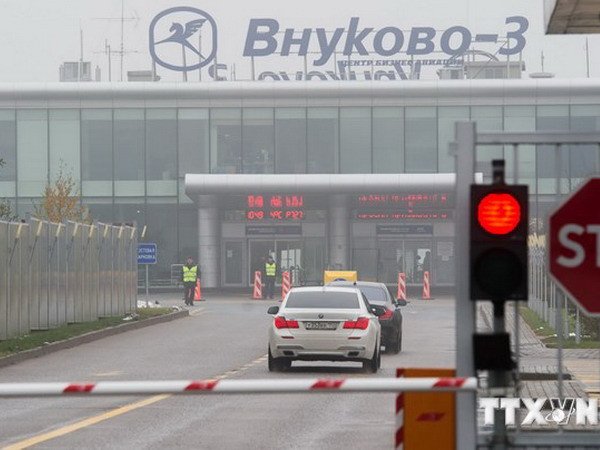 Quang cảnh tại trung tâm dịch vụ hàng không sân bay Vnukovo ngày 21/10. (Nguồn: AFP/TTXVN) CEO sân bay Vnukovo cùng từ chức sau vụ tai nạn máy bay ảnh 1
