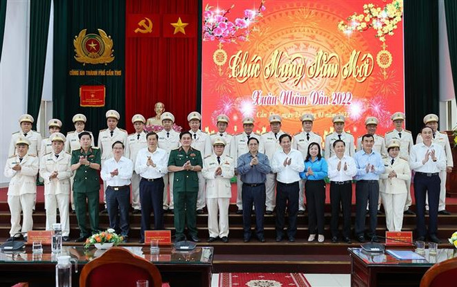Thủ tướng Phạm Minh Chính với cán bộ, chiến sỹ Công an Thành phố Cần Thơ. (Ảnh: Dương Giang/TTXVN) Thủ tướng tặng quà, chúc Tết nhân dân, cán bộ, chiến sỹ LLVT Cần Thơ ảnh 3