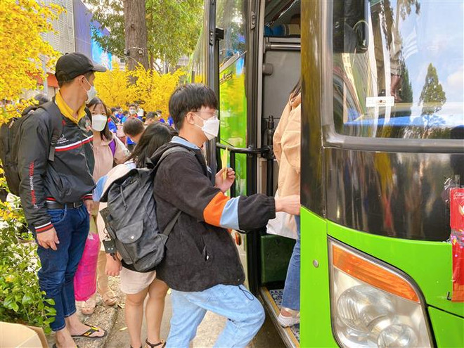 Sinh viên lên chuyến xe mùa Xuân về bên gia đình ngày cuối năm. (Ảnh: Hồng Giang/TTXVN) TP Hồ Chí Minh: Đưa hơn 1.000 sinh viên khó khăn về quê đón Tết ảnh 1