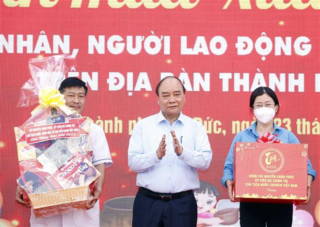 Chủ tịch nước trao quà Tết cho công nhân, người lao động tại TP.HCM ảnh 2