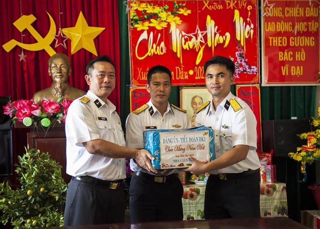 Phó Chủ nhiệm Chính trị Vùng 2 Hải quân, Đại tá Vũ Duy Lưu tặng quà Tết của Đảng uỷ - Tiểu đoàn DK1 cho cán bộ, chiến sỹ nhà giàn DK1/9. (Ảnh: Hồng Đạt/TTXVN) Đoàn công tác Vùng 2 Hải quân chúc Tết các nhà giàn DK1, tàu trực ảnh 1