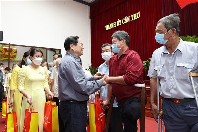 Thủ tướng Phạm Minh Chính chúc Tết, thăm hỏi động viên, thương binh, gia đình liệt sỹ. (Ảnh: Dương Giang/TTXVN) Thủ tướng tặng quà, chúc Tết nhân dân, cán bộ, chiến sỹ LLVT Cần Thơ ảnh 1