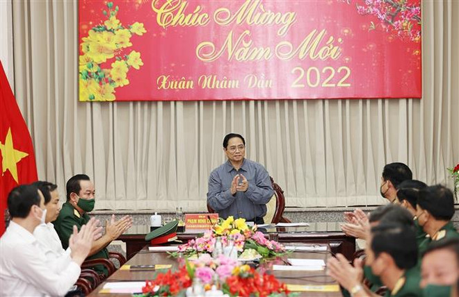 Thủ tướng Phạm Minh Chính đến thăm, chúc Tết cán bộ, chiến sỹ Bộ Tư lệnh Quân khu 9. (Ảnh: Dương Giang/TTXVN) Thủ tướng tặng quà, chúc Tết nhân dân, cán bộ, chiến sỹ LLVT Cần Thơ ảnh 2