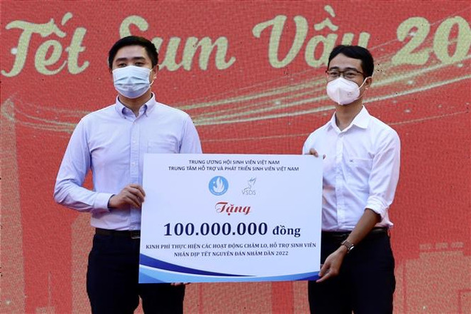 Đại diện Hội Sinh viên Việt Nam, Trung tâm Hỗ trợ và phát triển sinh viên Việt Nam trao 100 triệu đồng chăm lo Tết cho sinh viên Thành phố Hồ Chí Minh có hoàn cảnh khó khăn. (Ảnh: Hồng Giang/TTXVN) TP Hồ Chí Minh: Đưa hơn 1.000 sinh viên khó khăn về quê đón Tết ảnh 2
