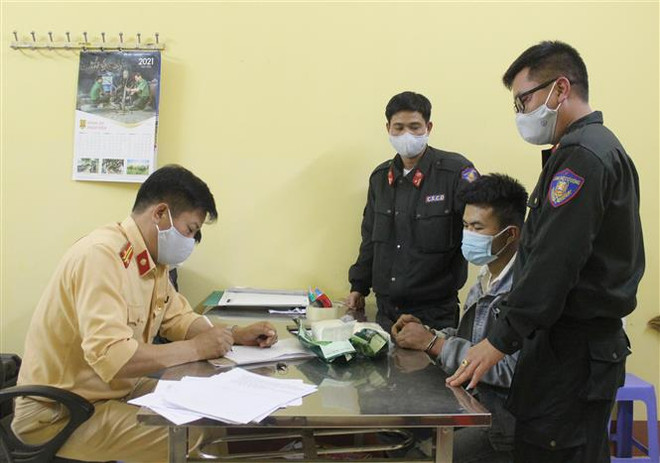 Điện Biên: Bắt giữ đối tượng vận chuyển thuê 2kg ma túy đá ảnh 1