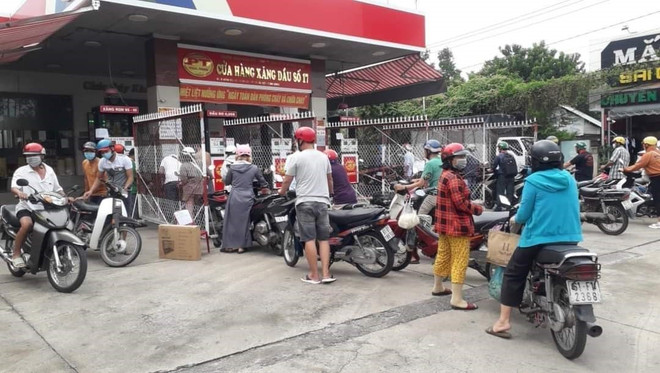 Người dân mua xăng dầu ở một cây xăng tại Thủ Dầu Một, Bình Dương. (Ảnh: TTXVN phát) Cần Thơ yêu cầu đảm bảo nguồn cung, duy trì hoạt động các cây xăng ảnh 3