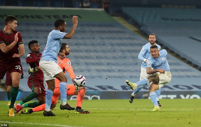 'Hủy diệt' Wolverhampton, Man City bỏ xa M.U đến 15 điểm ảnh 1