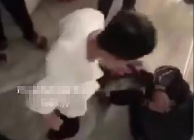 (Ảnh cắt từ clip) Đắk Lắk: Xử lý nghiêm nhóm học sinh 'đánh hội đồng' một nam sinh ảnh 1