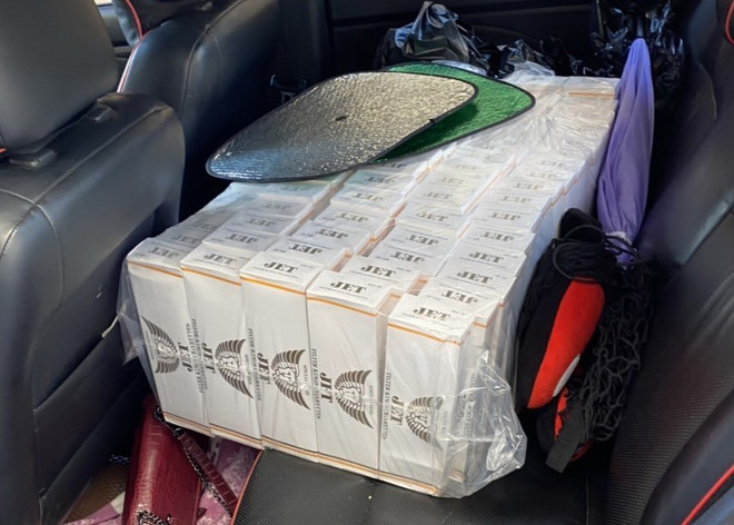 Tạm giữ hình sự đối tượng tàng trữ gần 23.000 gói thuốc lá nhập lậu ảnh 1