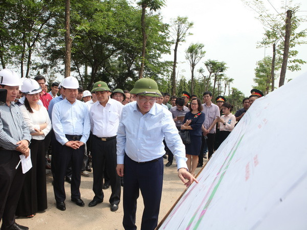 Phó Thủ tướng Vương Đình Huệ kiểm tra tiến độ Dự án đường đầu tư mở rộng đường Vành đai 3 Mai Dịch - Cầu Thăng Long. (Ảnh: Mạnh Khánh/TTXVN) Phó Thủ tướng khảo sát các dự án giao thông trọng điểm của Hà Nội ảnh 1