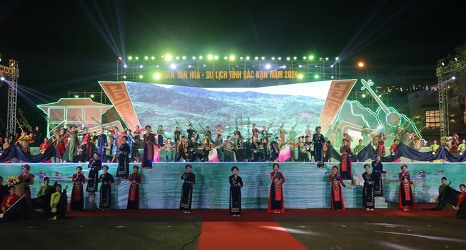 Chương trình nghệ thuật trong chương trình. (Ảnh: Vũ Hoàng Giang/TTXVN) ttxvn_tuan van hoa bac kan 2.jpg