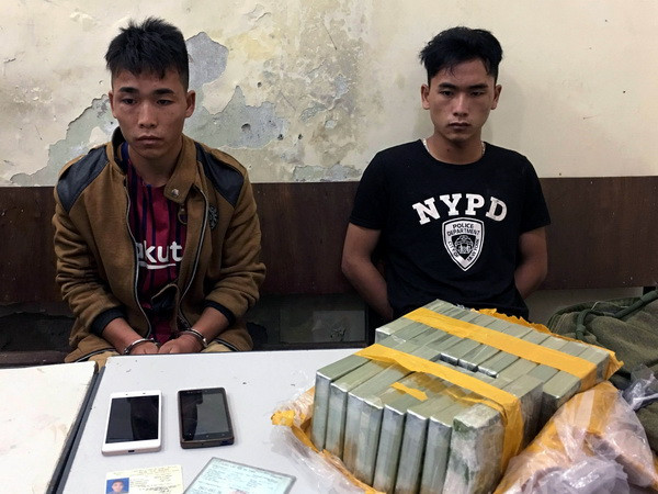 Bắt quả tang hai đối tượng vận chuyển trái phép 18 bánh heroin ảnh 1