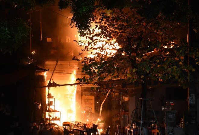 [Video] Quán bia cháy dữ dội, dân nhậu nhảy từ tầng 2 xuống thoát thân ảnh 1