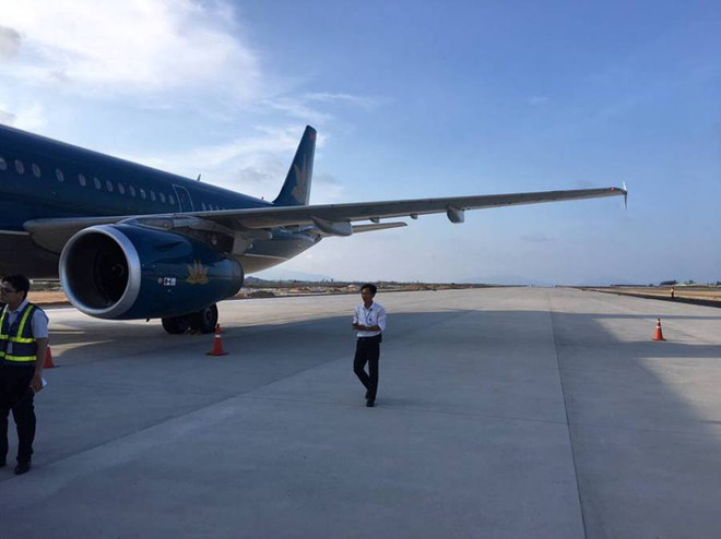 Máy bay Vietnam Airlines hạ cánh nhầm xuống đường băng ở sân bay Cam Ranh. (Ảnh: PV/Vietnam+) Máy bay hạ cánh nhầm xuống đường băng Cam Ranh chưa đưa vào khai thác ảnh 1