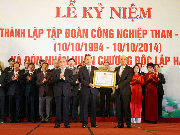 Chủ tịch Quốc hội Nguyễn Sinh Hùng trao tặng Huân chương Độc lập hạng Ba cho Tập đoàn. (Ảnh: Trọng Đạt/TTXVN) Chủ tịch Quốc hội dự kỷ niệm 20 năm thành lập Tập đoàn Than-Khoáng sản ảnh 1
