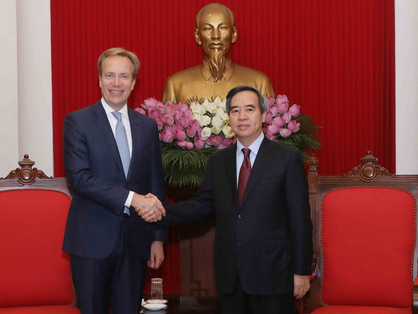 Phó Thủ tướng Phạm Bình Minh tiếp Chủ tịch Diễn đàn Kinh tế thế giới ảnh 2