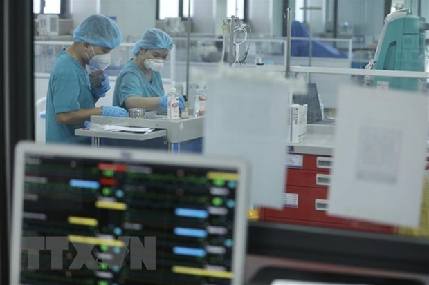 Nhân viên y tế chăm sóc bệnh nhân COVID-19. (Ảnh: Minh Quyết/TTXVN) Bộ Y tế đề xuất sửa thời gian không phát hiện ca mắc mới COVID-19 ảnh 1