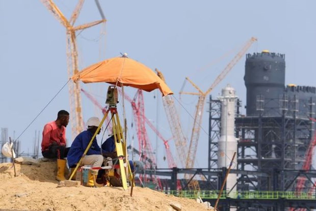 Công nhân làm việc tại một nhà máy lọc dầu của Tập đoàn Dangote (Nigeria). (Nguồn: Reuters) Thị trường dầu sẽ có thêm cung từ nước sản xuất dầu lớn nhất châu Phi ảnh 1