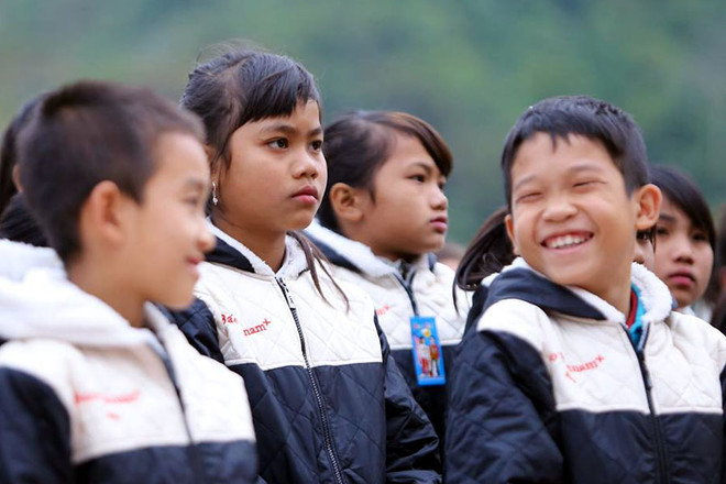 VietnamPlus tặng áo ấm cho học sinh “xã mồ côi” miền Tây xứ Nghệ ảnh 4