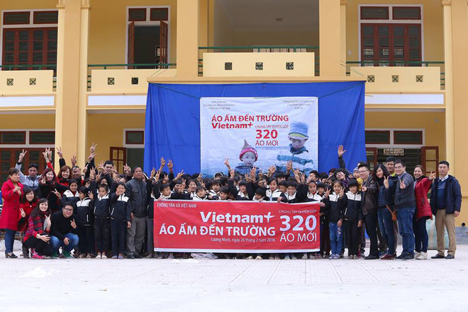 VietnamPlus tặng áo ấm cho học sinh “xã mồ côi” miền Tây xứ Nghệ ảnh 1