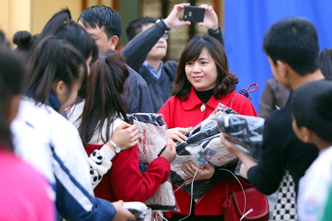 VietnamPlus tặng áo ấm cho học sinh “xã mồ côi” miền Tây xứ Nghệ ảnh 3