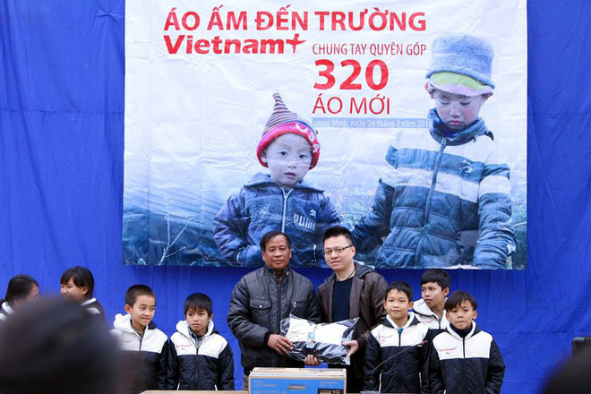 VietnamPlus tặng áo ấm cho học sinh “xã mồ côi” miền Tây xứ Nghệ ảnh 2