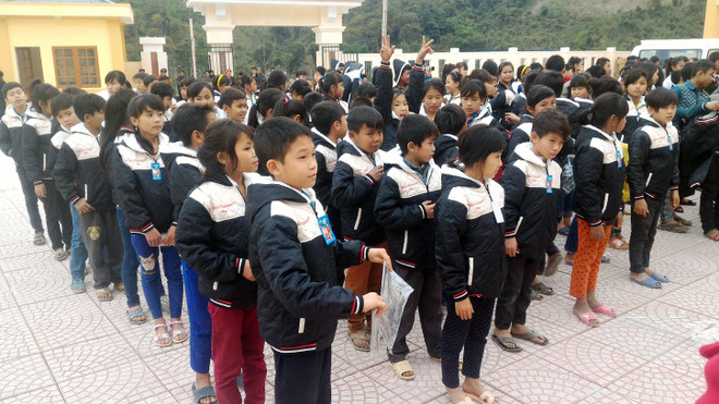 VietnamPlus tặng áo ấm cho học sinh “xã mồ côi” miền Tây xứ Nghệ ảnh 5