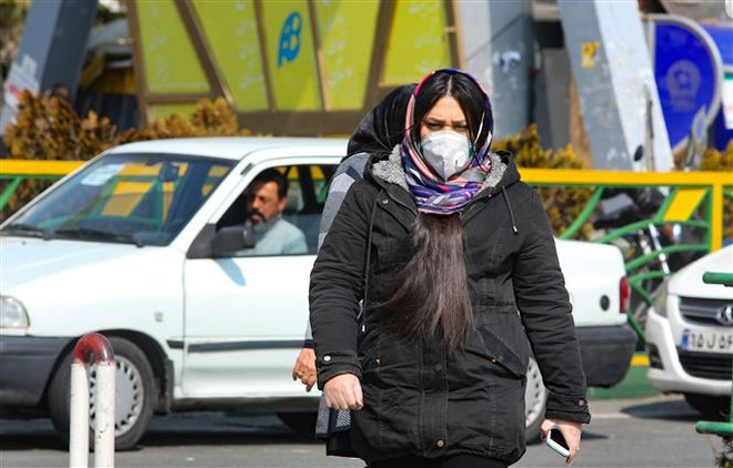 Người dân đeo khẩu trang đề phòng lây nhiễm COVID-19 tại Tehran, Iran ngày 22/2/2020. (Ảnh: AFP/TTXVN) Armenia đóng cửa biên giới, Gruzia hạn chế đi lại với Iran ảnh 1