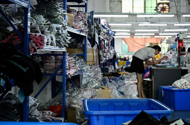 Một công nhân sản xuất quần áo tại một nhà máy của Shein ở Quảng Châu, Trung Quốc. (Ảnh: Getty) thoi-trang-nhanh-2-3362.jpg
