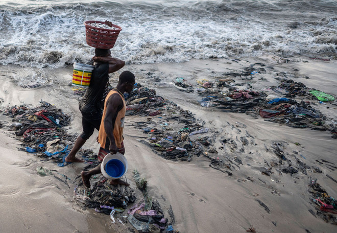 Bãi biển Accra (Ghana) đầy rác thải là quần áo thời trang nhanh. (Ảnh: Bloomberg) thoi-trang-nhanh4-1646.jpg