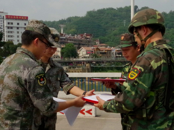 Ký biên bản tuần tra giữa hai bên. (Ảnh: TTXVN phát) Bộ đội biên phòng Lào Cai và Trung Quốc tuần tra song phương ảnh 1