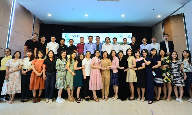 Phóng viên báo chí chụp ảnh lưu niệm tại chương trình. (Ảnh: HV/Vietnam+) ‘'Báo chí là cầu nối đắc lực góp phần thúc đẩy phát thải ròng bằng 0'' ảnh 1
