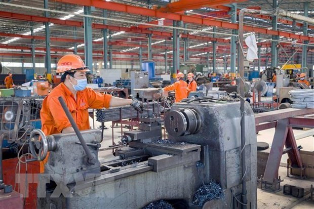 Công nhân lao động tại nhà xưởng Công ty cổ phần Cơ khí xây dựng thương mại Đại Dũng tại khu Công nghiệp An Hạ, huyện Bình Chánh (Thành phố Hồ Chí Minh). (Ảnh: Thanh Vũ/TTXVN) Sản xuất công nghiệp Thành phố Hồ Chí Minh có chỉ số tiêu thụ tăng cao ảnh 1