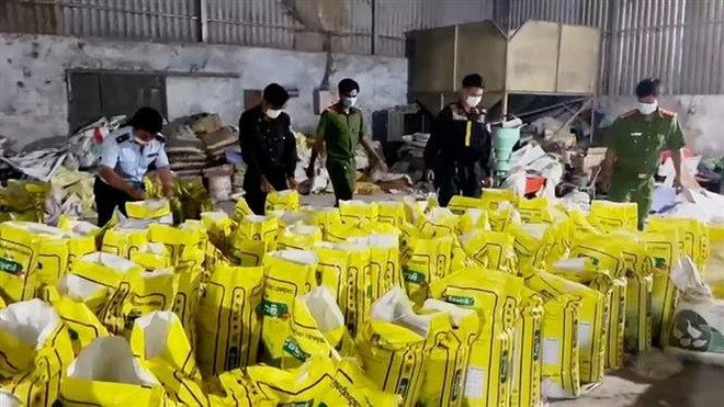 Phát hiện nhiều hàng hóa không rõ nguồn gốc tại công ty phân bón ảnh 1