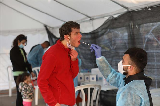 Tranh cãi trong giới chuyên gia về cách ứng phó với biến thể Omicron ảnh 1