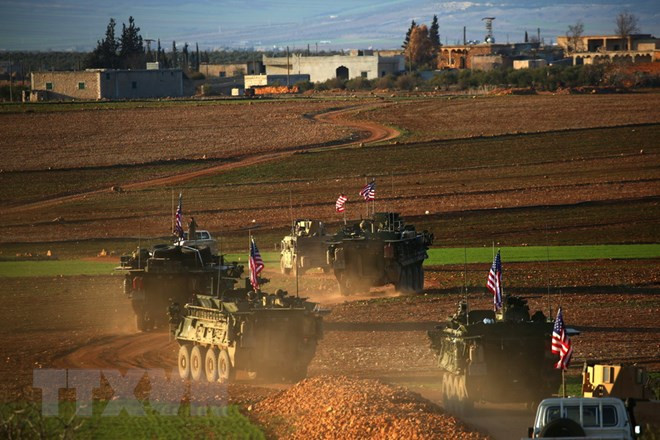 Xe quân sự của các lực lượng Mỹ tiến vào làng Yalanli, thành phố Manbij, Syria ngày 5/3. (Nguồn: AFP/TTXVN) Mỹ chuyển trọng tâm chống IS từ Iraq, Syria sang Afghanistan ảnh 1