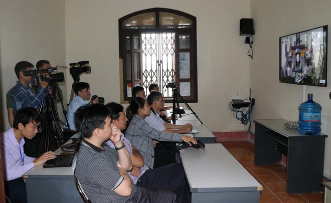 Phóng viên theo dõi phiên tòa qua màn hình tivi tại phòng tác nghiệp riêng. (Ảnh: Tuấn Anh/Vietnam+) Yên Bái mở phiên tòa xét xử sơ thẩm bị cáo Lê Duy Phong ảnh 4