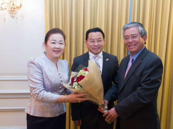 Đại sứ Phạm Quang Vinh (phải) tặng hoa chúc mừng Đại sứ Mai Sayavongs và phu nhân. (Ảnh: Đoan Hùng/Vietnam+) Đại sứ Phạm Quang Vinh chúc Tết Đại sứ quán Lào dịp Tết cổ truyền ảnh 1