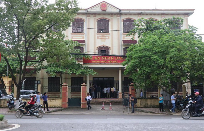 Tòa án nhân dân thành phố Yên Bái, nơi diễn ra phiên tòa xét xử. (Ảnh: Tuấn Anh/Vietnam+) Yên Bái mở phiên tòa xét xử sơ thẩm bị cáo Lê Duy Phong ảnh 2