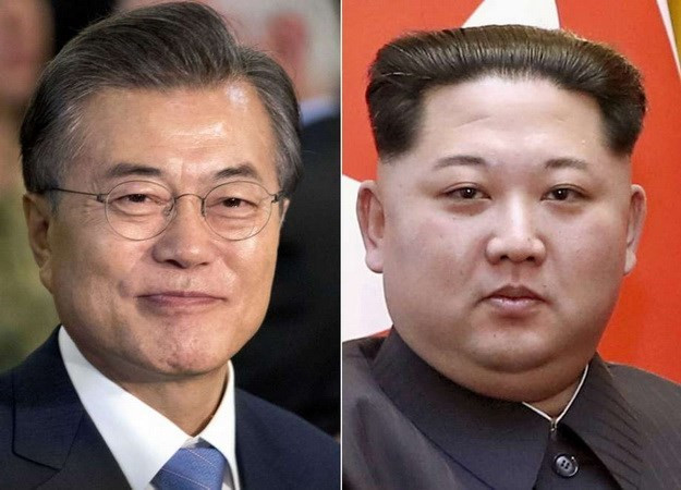 Tổng thống Hàn Quốc Moon Jae-in và nhà lãnh đạo Triều Tiên Kim Jong-un. (Nguồn: AP) Hàn Quốc và Triều Tiên thiết lập đường dây nóng giữa hai nước ảnh 1