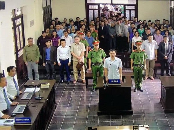 Toàn cảnh phiên tòa xét xử. (Ảnh: Tuấn Anh/Vietnam+) Yên Bái mở phiên tòa xét xử sơ thẩm bị cáo Lê Duy Phong ảnh 1