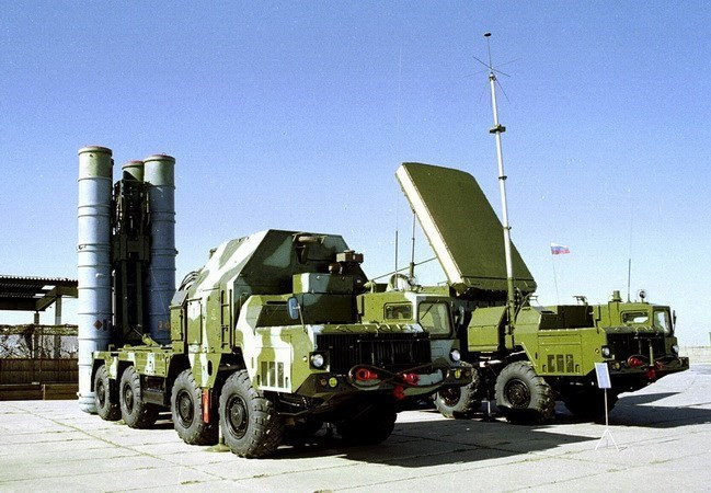 Hệ thống tên lửa S-300 của Nga. (Nguồn: AP) Ngoại trưởng Nga tuyên bố sẽ cung cấp tên lửa S-300 cho Syria ảnh 1