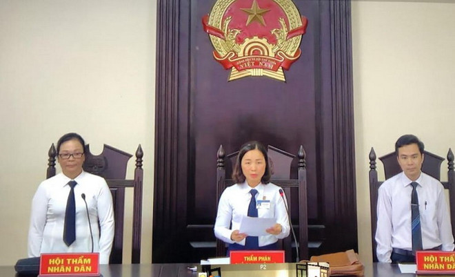 Chủ tọa phiên tòa - thẩm phán Đỗ Thu Hương và các Hội thẩm. (Ảnh: Tuấn Anh/Vietnam+) Yên Bái mở phiên tòa xét xử sơ thẩm bị cáo Lê Duy Phong ảnh 3