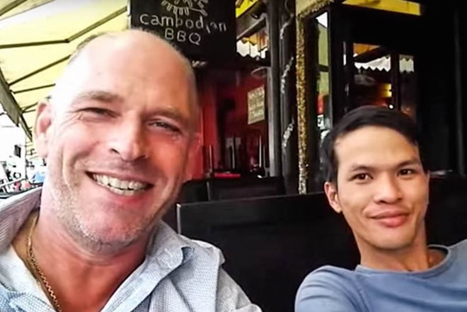 Nguyễn Thành Dũng (phải) trong một đoạn video xuất hiện trên YouTube. (Nguồn: Cambodia Daily) Công an Việt Nam và Cảnh sát Campuchia trao đổi về vụ hành hạ trẻ em ảnh 1