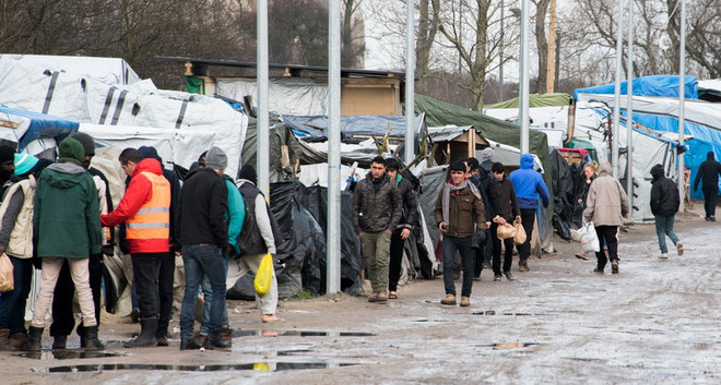 Anh chuẩn bị xây tường rào cao 4m để chặn người tị nạn ảnh 1