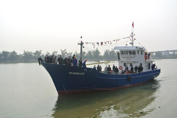 Bàn giao tàu cá vỏ thép lưới rê cho ngư dân Nam Định ảnh 1