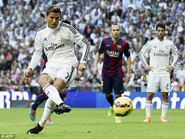 Ronaldo ghi bàn vào lưới Barcelona từ chấm 11m. (Nguồn: AFP) Cổ động viên Barca mỉa mai bàn thắng của Cristiano Ronaldo ảnh 1